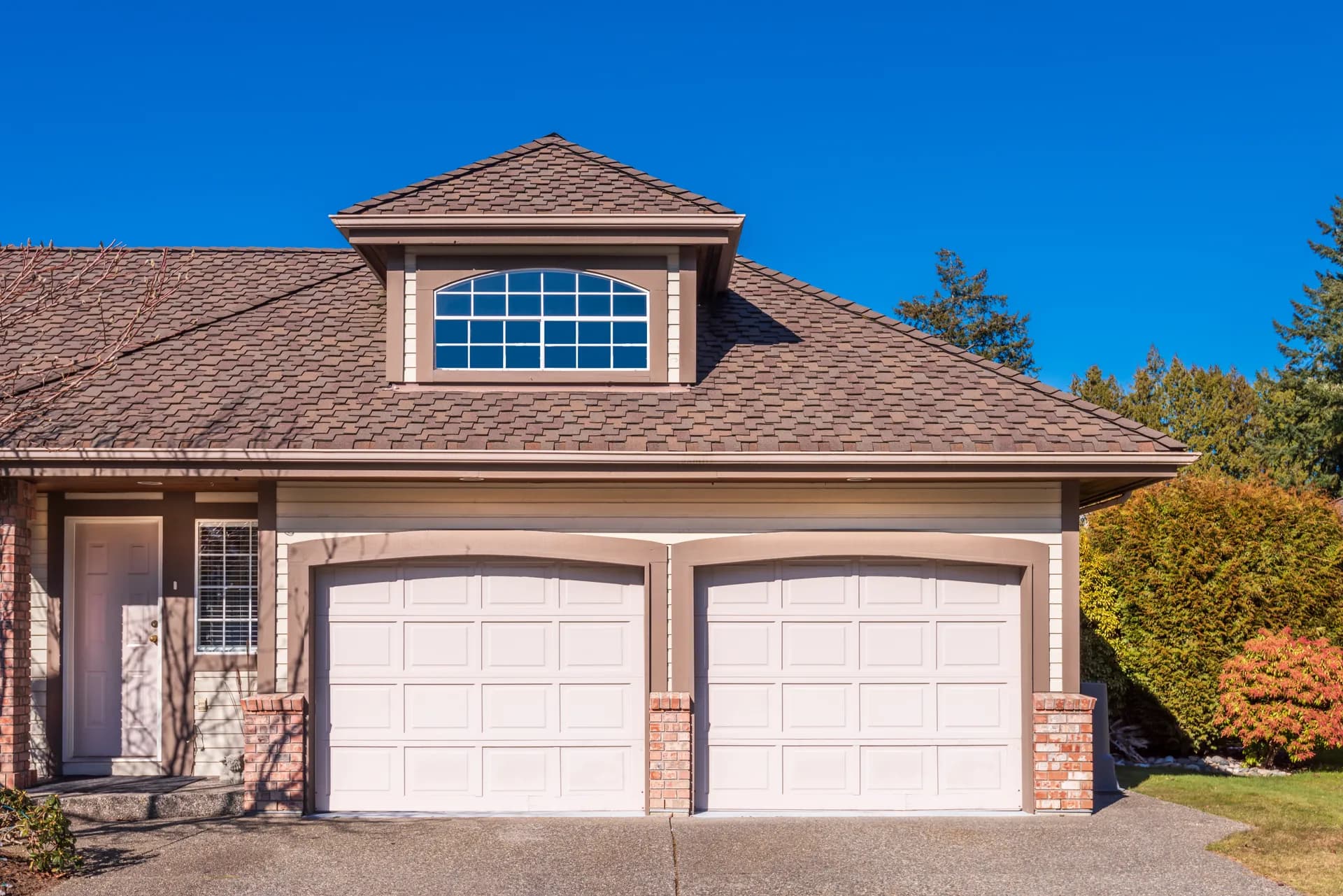 Modern Los Angeles–area home with garage — professional garage door service